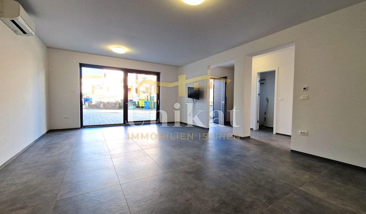 Drei-Zimmer-Wohnung (3SZ) im Erdgeschoss, 1 km vom Meer